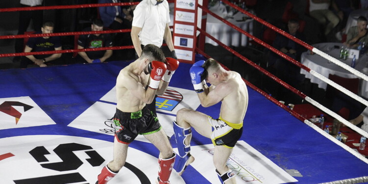 25.06.202 Kielce. Mistrzostwa Polski Seniorów w Kickboxingu. Walka Bartłomiej Mienciuk - Maciej Brabski / fot. Jarosław Kubalski - Radio Kielce