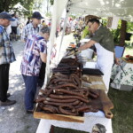 26.06.2022. Tokarnia. Ogólnopolski Festiwal Kultury Ludowej „Jawor u źródeł kultury”. Rękodzielnictwo i kulinaria / Fot. Jarosław Kubalski – Radio Kielce