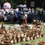 26.06.2022. Tokarnia. Ogólnopolski Festiwal Kultury Ludowej „Jawor u źródeł kultury”. Rękodzielnictwo i kulinaria / Fot. Jarosław Kubalski – Radio Kielce