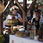 26.06.2022. Tokarnia. Ogólnopolski Festiwal Kultury Ludowej „Jawor u źródeł kultury”. Rękodzielnictwo i kulinaria / Fot. Jarosław Kubalski – Radio Kielce