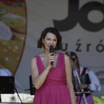 26.06.2022. Tokarnia. Ogólnopolski Festiwal Kultury Ludowej „Jawor u źródeł kultury”. Na zdjęciu: Anna Popek – TVP / Fot. Wiktor Taszłow – Radio Kielce