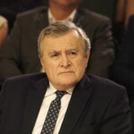 Niezwykły fortepian zabrzmiał pierwszy raz po renowacji - Radio Kielce Prof. Piotr Gliński w siedzibie Teatru im. Stefana Żeromskiego