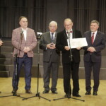 Niezwykły fortepian zabrzmiał pierwszy raz po renowacji - Radio Kielce 26.06.2022 Kielce. Przekazanie zabytkowego fortepianu po renowacji dla Zespołu Państwowych Szkół Muzycznych. Na zdjęciu (od lewej) prezes Specjalnej Strefy Ekonomicznej „Starachowice” S.A. Marcin Perz, poseł Marek Kwitek, poseł Krzysztof Lipiec, dyrektor szkoły Artur Jaroń i poseł Andrzej Kryj / Fot. Jarosław Kubalski - Radio Kielce