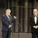 Niezwykły fortepian zabrzmiał pierwszy raz po renowacji - Radio Kielce 26.06.2022 Kielce. Przekazanie zabytkowego fortepianu po renowacji dla Zespołu Państwowych Szkół Muzycznych. Na zdjęciu (od lewej) minister kultury i dziedzictwa narodowego Piotr Gliński i dyrektor szkoły Artur Jaroń / Fot. Jarosław Kubalski - Radio Kielce