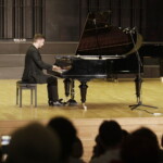 Niezwykły fortepian zabrzmiał pierwszy raz po renowacji - Radio Kielce 26.06.2022 Kielce. Przekazanie zabytkowego fortepianu po renowacji dla Zespołu Państwowych Szkół Muzycznych. Gra Kamil Pacholec / Fot. Jarosław Kubalski - Radio Kielce