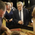 Niezwykły fortepian zabrzmiał pierwszy raz po renowacji - Radio Kielce 26.06.2022 Kielce. Przekazanie zabytkowego fortepianu po renowacji dla Zespołu Państwowych Szkół Muzycznych. Na zdjęciu minister kultury i dziedzictwa narodowego Piotr Gliński / Fot. Jarosław Kubalski - Radio Kielce