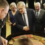 Niezwykły fortepian zabrzmiał pierwszy raz po renowacji - Radio Kielce 26.06.2022 Kielce. Przekazanie zabytkowego fortepianu po renowacji dla Zespołu Państwowych Szkół Muzycznych. Na zdjęciu minister kultury i dziedzictwa narodowego Piotr Gliński i poseł Krzysztof Lipiec / Fot. Jarosław Kubalski - Radio Kielce