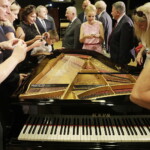 Niezwykły fortepian zabrzmiał pierwszy raz po renowacji - Radio Kielce 26.06.2022 Kielce. Przekazanie zabytkowego fortepianu po renowacji dla Zespołu Państwowych Szkół Muzycznych / Fot. Jarosław Kubalski - Radio Kielce