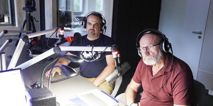 28.06.2022 Radio Kielce. Punkty Widzenia. Na zdjęciu od lewej: zastępca nadleśniczego Nadleśnictwa Kielce Roman Wróblewski i prof. Marek Jóźwiak - Instytut Geografii i Nauk o Środowisku Uniwersytetu Jana Kochanowskiego w Kielcach