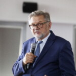 29.06.2022 Kielce. Wyższa Szkoła Ekonomii, Prawa i Nauk Medycznych. Konferencja "Bezpieczeństwo wewnętrzne i zewnętrzne Polski w perspektywie konfliktów w państwach sąsiednich". Prorektor ds. badań i współpracy regionalnej dr Zdobysław Kuleszyński