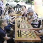 Szachy nie muszą być poważne - Radio Kielce 29.06.2022. Kielce. Park miejski. Wakacyjna Szkoła Szachowa Polskiego Radia Kielce. Gra w szachy / Fot. Jarosław Kubalski - Radio Kielce