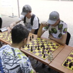 Szachy nie muszą być poważne - Radio Kielce 29.06.2022. Kielce. Park miejski. Wakacyjna Szkoła Szachowa Polskiego Radia Kielce. Gra w szachy / Fot. Jarosław Kubalski - Radio Kielce