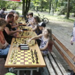 Szachy nie muszą być poważne - Radio Kielce 29.06.2022. Kielce. Park miejski. Wakacyjna Szkoła Szachowa Polskiego Radia Kielce. Gra w szachy / Fot. Jarosław Kubalski - Radio Kielce
