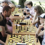 Szachy nie muszą być poważne - Radio Kielce 29.06.2022. Kielce. Park miejski. Wakacyjna Szkoła Szachowa Polskiego Radia Kielce. Gra w szachy / Fot. Jarosław Kubalski - Radio Kielce