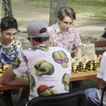 Szachy nie muszą być poważne - Radio Kielce 29.06.2022. Kielce. Park miejski. Wakacyjna Szkoła Szachowa Polskiego Radia Kielce. Gra w szachy / Fot. Jarosław Kubalski - Radio Kielce