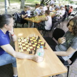 Szachy nie muszą być poważne - Radio Kielce 29.06.2022. Kielce. Park miejski. Wakacyjna Szkoła Szachowa Polskiego Radia Kielce. Gra w szachy / Fot. Jarosław Kubalski - Radio Kielce