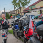 Rajd, którego nie zatrzyma nawet wojna - Radio Kielce Krótki przystanek i odpoczynek gdzieś pod ukraińskim sklepem, w celu uzupełnienia zapasów / źródło: archiwum prywatne