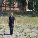 28.06.2022. Sandomierz. Winnica przy katedrze. Na zdjęciu: ks. Jacek Marchewka - proboszcz parafii katedralnej w Sandomierzu / Fot. Grażyna Szlęzak - Radio Kielce