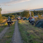 Rajd, którego nie zatrzyma nawet wojna - Radio Kielce Obozowisko rajdowców i nocleg pod namiotami w samym centrum dawnej polskiej wsi Huta Pieniacka, spalonej i zrównanej z ziemią przez ukraińskich bandytów z UPA i OUN. Jak zawsze, w tym miejscu jest odprawiana uroczysta Msza św. w intencji pomordowanych Polaków / źródło: archiwum prywatne