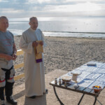 Rajd, którego nie zatrzyma nawet wojna - Radio Kielce Odessa. Przygotowania do Mszy św., którą nad brzegiem Morza Czarnego odprawił podróżujący razem z nami kapelan rajdu, ojciec Krzysztof / źródło: archiwum prywatne