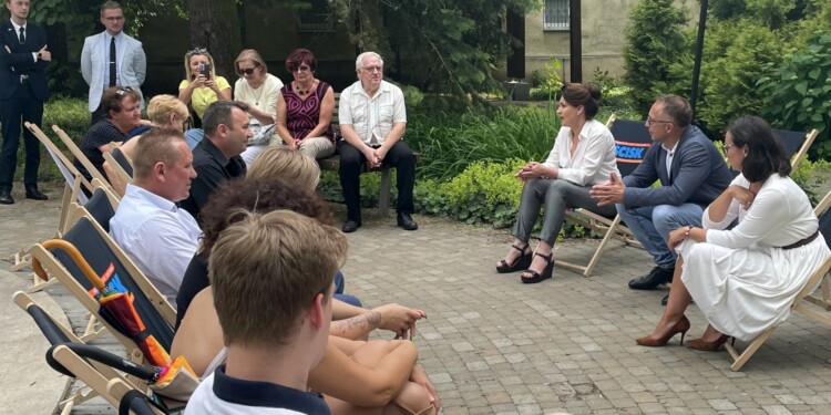 20.06.2022. Ostrowiec Św. Spotkanie parlamentarzystek PO z mieszkańcami / Fot. Emilia Sitarska - Radio Kielce