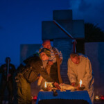 Rajd, którego nie zatrzyma nawet wojna - Radio Kielce Przygotowania do Mszy św. w Hucie Pieniackiej, w miejscu gdzie dawniej stał kościół, a dziś stoi pomnik ku czci ofiar banderowców / źródło: archiwum prywatne