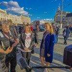 Rajd, którego nie zatrzyma nawet wojna - Radio Kielce Przepiękny, bardzo zadbany centralny plac w Charkowie, który został zbombardowany przez Rosjan w pierwszych dniach wojny. Wspaniałe przyjęcie przez ukraińskich motocyklistów, władze miasta oraz polskiego konsula w Charkowie / źródło: archiwum prywatne