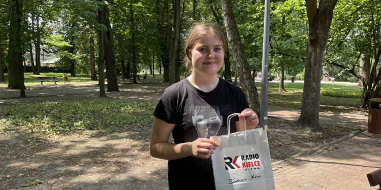 30.06.2022. Kielce. Park Miejski. Wakacyjna Szkoła Szachowa Radia Kielce. Na zdjęciu: Sara Wichura - zwyciężczyni turnieju szachowego / Fot. Jakub Rożek - Radio Kielce