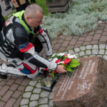 Rajd, którego nie zatrzyma nawet wojna - Radio Kielce Wiązanka kwiatów przy kościele św. Anny w Zabrzu, w miejscu gdzie została umieszczona ziemia z Cmentarza Orląt Lwowskich / źródło: archiwum prywatne