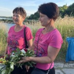 Noc świętojańska nad Wisłą - Radio Kielce 25.06.2022. Zawichost. Noc świętojańska. Na zdjęciu: Wiesława Kaczorek i Małgorzata Mianowana KGW z Czyżowa Szlacheckiego / Fot. Grażyna Szlęzak - Radio Kielce