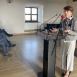 04.06.2022. Sandomierz. Wystawa prac Stanisława Hiszpańskiego. Na zdjęciu (po prawej): Bogna Hiszpańska - córka Stanisława Hiszpańskiego / Grażyna Szlęzak / Radio Kielce