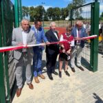 06.06.2022. Mierzwin. Otwarcie wielofunkcyjnego boiska. Na zdjęciu (od lewej): Zbigniew Huk - wójt gminy Imielno, Paweł Faryna - starosta jędrzejowski, poseł Krzysztof Lipiec - lider świętokrzyskich struktur PiS, Mirosław Grad - dyrektor szkoły podstawowej w Mierzwinie wraz z jednym z uczniów / Michał Kita / Radio Kielce