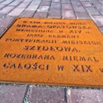 Szydłów.Tablica upamiętniająca Bramę Opatowską z XIV w. w Szydłowie / Urząd Miasta i Gminy Szydłów