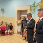 22.06.2022. Brynica w gminie Piekoszów. Prezentacja nowych elementów pracowni informatycznej. Na zdjęciu (od prawej): senator Krzysztof Słoń, Tomasz Gruszczyński - dyrektor szkoły / Fot. Daniel Lenart - Radio Kielce