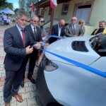 22.06.2022. Fanisławice. Przekazanie nowego busa dla Warsztatu Terapii Zajęciowej. Na zdjęciu (od lewej): senator Krzysztof Słoń, Andrzej Michalski – dyrektor PFRON Kielce, Franciszka Piotrowska- kierownik WTZ Fanisławice, Krzysztof Soboń - radny powiatu kieleckiego, Stefan Bąk - członek zarządu powiatu kieleckiego / Fot. Michał Kita - Radio Kielce