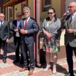 22.06.2022. Fanisławice. Przekazanie nowego busa dla Warsztatu Terapii Zajęciowej. Na zdjęciu (od lewej): Andrzej Michalski – dyrektor PFRON Kielce, Krzysztof Soboń - radny powiatu kieleckiego, senator Krzysztof Słoń, Franciszka Piotrowska- kierownik WTZ Fanisławice, Stefan Bąk - członek zarządu powiatu kieleckiego / Fot. Michał Kita - Radio Kielce