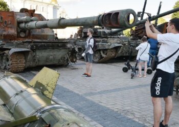 Kijów. Wystawa zniszczonych rosyjskich czołgów / źródło: PAP - Maksim Poliszczuk