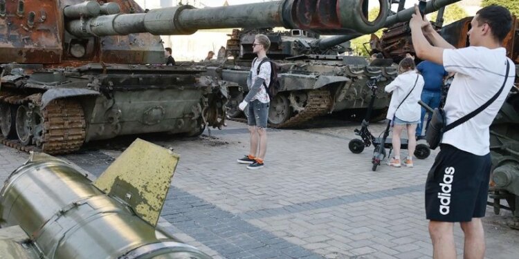 Kijów. Wystawa zniszczonych rosyjskich czołgów / źródło: PAP - Maksim Poliszczuk
