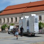 06.06.2022. Kielce, Plac Partyzantów. Przygotowywanie wystawy „Archiwa Rodzinne Niepodległej. Zbiorowy portret rodzin II Rzeczpospolitej" / Archiwum Państwowe w Kielcach