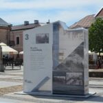 06.06.2022. Kielce, Plac Partyzantów. Przygotowywanie wystawy „Archiwa Rodzinne Niepodległej. Zbiorowy portret rodzin II Rzeczpospolitej" / Archiwum Państwowe w Kielcach