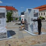 06.06.2022. Kielce, Plac Partyzantów. Przygotowywanie wystawy „Archiwa Rodzinne Niepodległej. Zbiorowy portret rodzin II Rzeczpospolitej" / Archiwum Państwowe w Kielcach