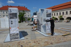 06.06.2022. Kielce, Plac Partyzantów. Przygotowywanie wystawy „Archiwa Rodzinne Niepodległej. Zbiorowy portret rodzin II Rzeczpospolitej" / Archiwum Państwowe w Kielcach