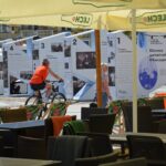 06.06.2022. Kielce, Plac Partyzantów. Przygotowywanie wystawy „Archiwa Rodzinne Niepodległej. Zbiorowy portret rodzin II Rzeczpospolitej" / Archiwum Państwowe w Kielcach