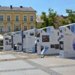 06.06.2022. Kielce, Plac Partyzantów. Przygotowywanie wystawy „Archiwa Rodzinne Niepodległej. Zbiorowy portret rodzin II Rzeczpospolitej" / Archiwum Państwowe w Kielcach