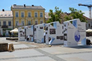 06.06.2022. Kielce, Plac Partyzantów. Przygotowywanie wystawy „Archiwa Rodzinne Niepodległej. Zbiorowy portret rodzin II Rzeczpospolitej" / Archiwum Państwowe w Kielcach