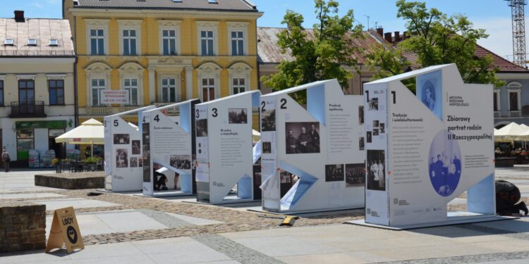 06.06.2022. Kielce, Plac Partyzantów. Przygotowywanie wystawy „Archiwa Rodzinne Niepodległej. Zbiorowy portret rodzin II Rzeczpospolitej" / Archiwum Państwowe w Kielcach