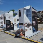 06.06.2022. Kielce, Plac Partyzantów. Przygotowywanie wystawy „Archiwa Rodzinne Niepodległej. Zbiorowy portret rodzin II Rzeczpospolitej" / Archiwum Państwowe w Kielcach