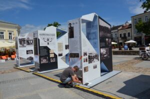 06.06.2022. Kielce, Plac Partyzantów. Przygotowywanie wystawy „Archiwa Rodzinne Niepodległej. Zbiorowy portret rodzin II Rzeczpospolitej" / Archiwum Państwowe w Kielcach