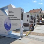 06.06.2022. Kielce, Plac Partyzantów. Przygotowywanie wystawy „Archiwa Rodzinne Niepodległej. Zbiorowy portret rodzin II Rzeczpospolitej" / Archiwum Państwowe w Kielcach