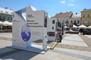 06.06.2022. Kielce, Plac Partyzantów. Przygotowywanie wystawy „Archiwa Rodzinne Niepodległej. Zbiorowy portret rodzin II Rzeczpospolitej" / Archiwum Państwowe w Kielcach